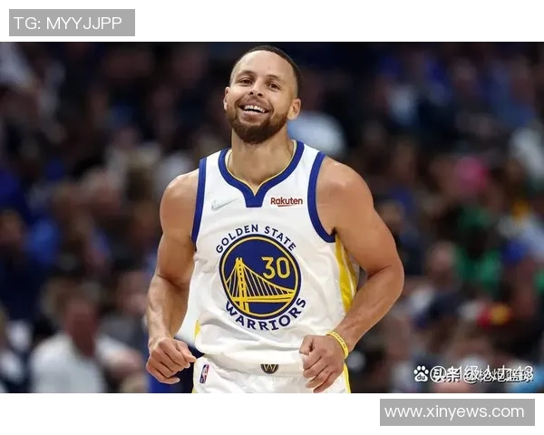 库里赛前与助教足球配合后轻松命中三分展现球场多面才能